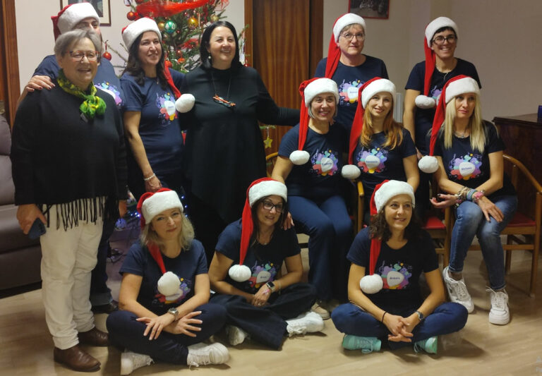 Le maestre dell’Istituto “Enrico Medi” portano la magia del Natale al pensionato “Rosina Gervasi”